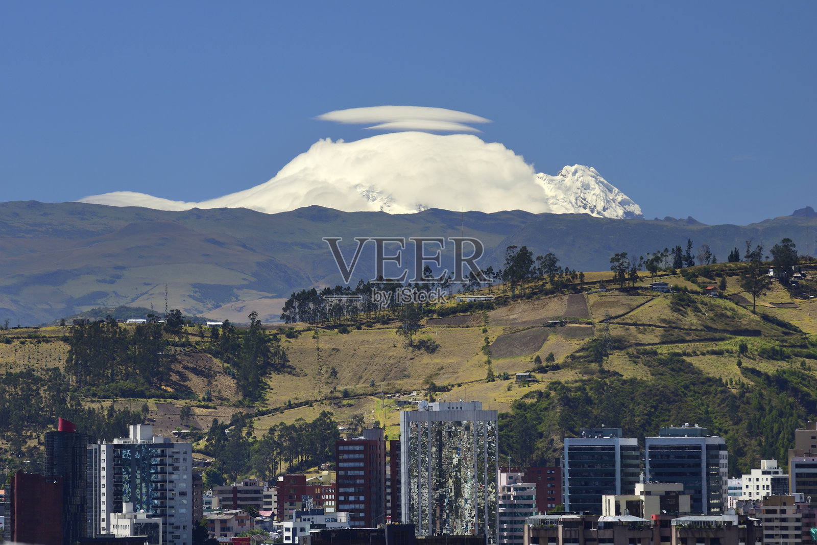 冈萨雷斯·苏亚雷斯大道上的建筑部分景观和安蒂萨纳火山。照片摄影图片