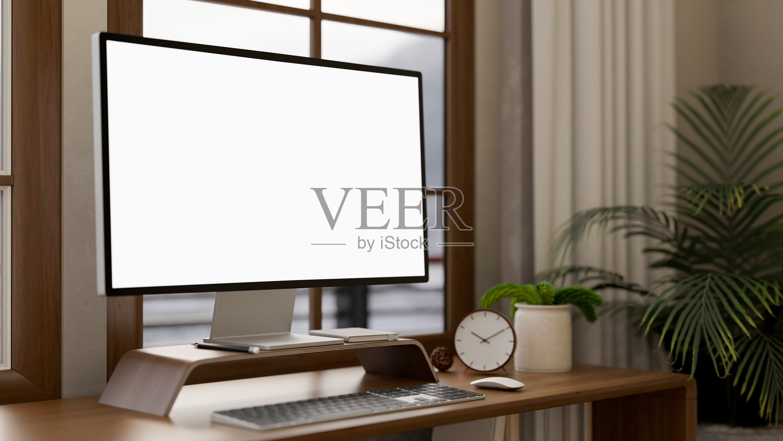 一张木桌上的电脑和装饰品特写，置于一个舒适的现代房间内。照片摄影图片