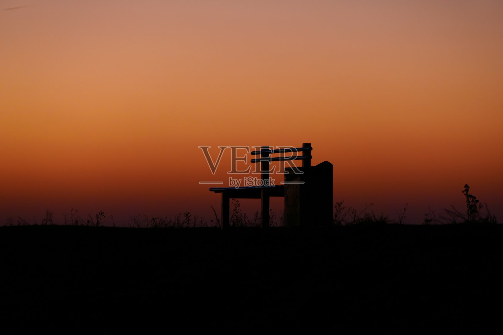 日落时分低角度视角的长椅照片摄影图片