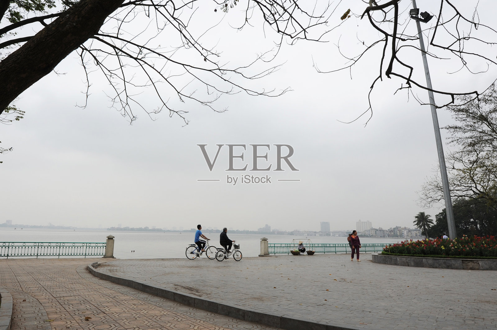 西湖的清晨照片摄影图片