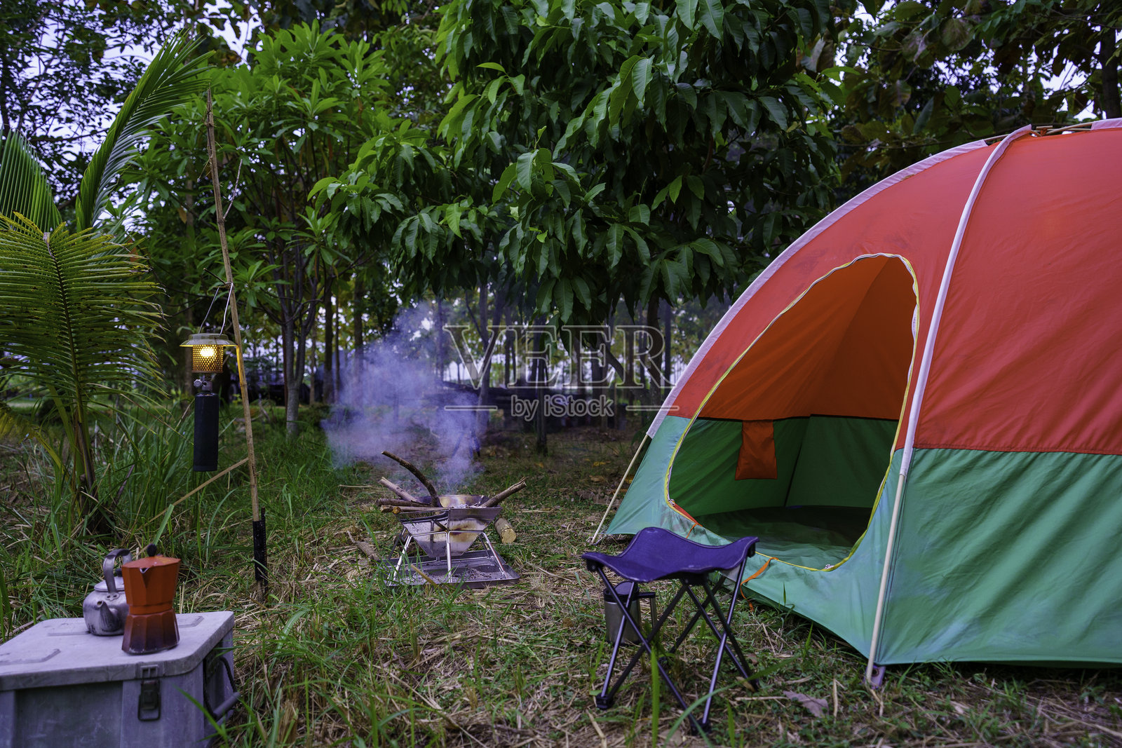 河边森林中的红色露营帐篷照片摄影图片