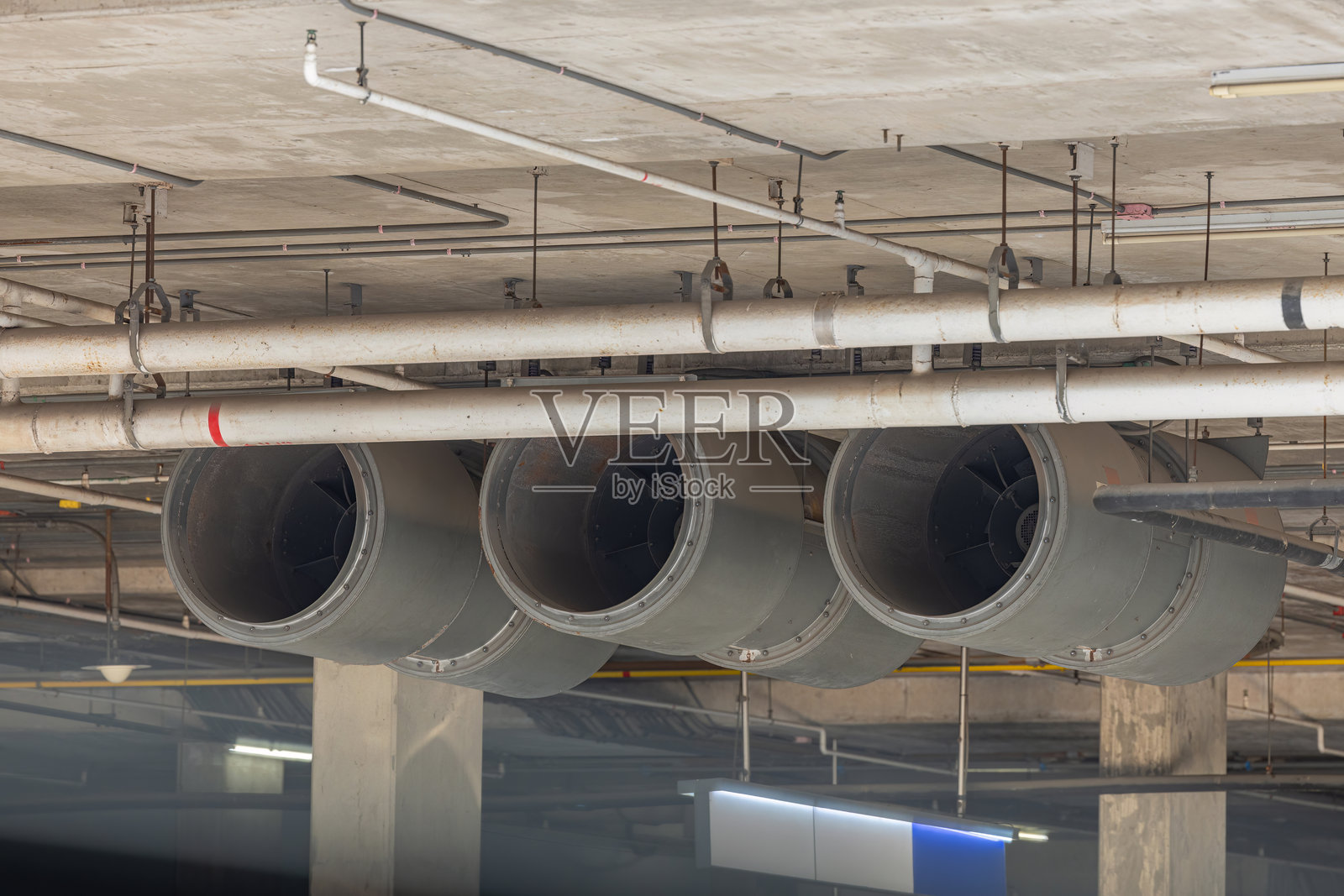 现代建筑内的风扇，停车场通风系统。用于工厂密闭空间工作的鼓风机。工业风扇加热器和冷却器。照片摄影图片