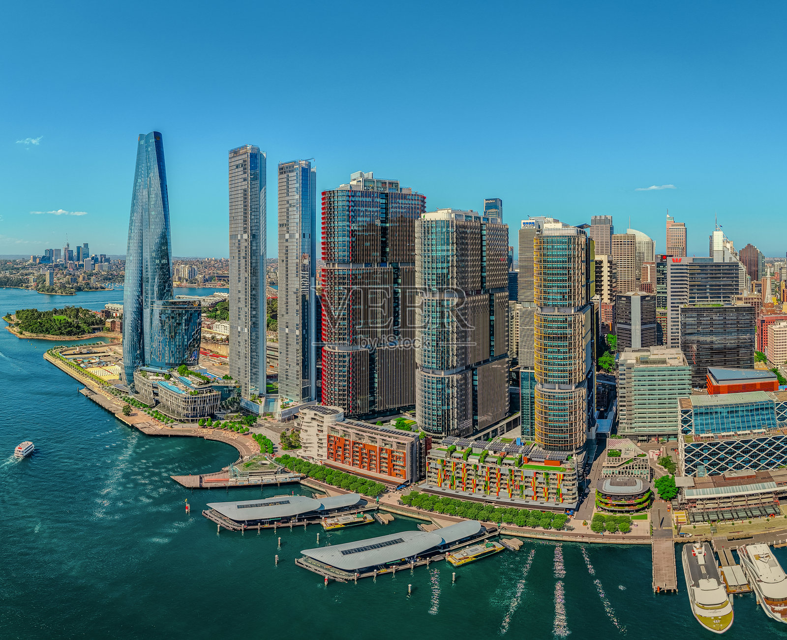 悉尼港和达令港的鸟瞰图，展现了悉尼中央商务区和海港大桥，背景是温暖的夏日蓝天，澳大利亚新南威尔士州。照片摄影图片