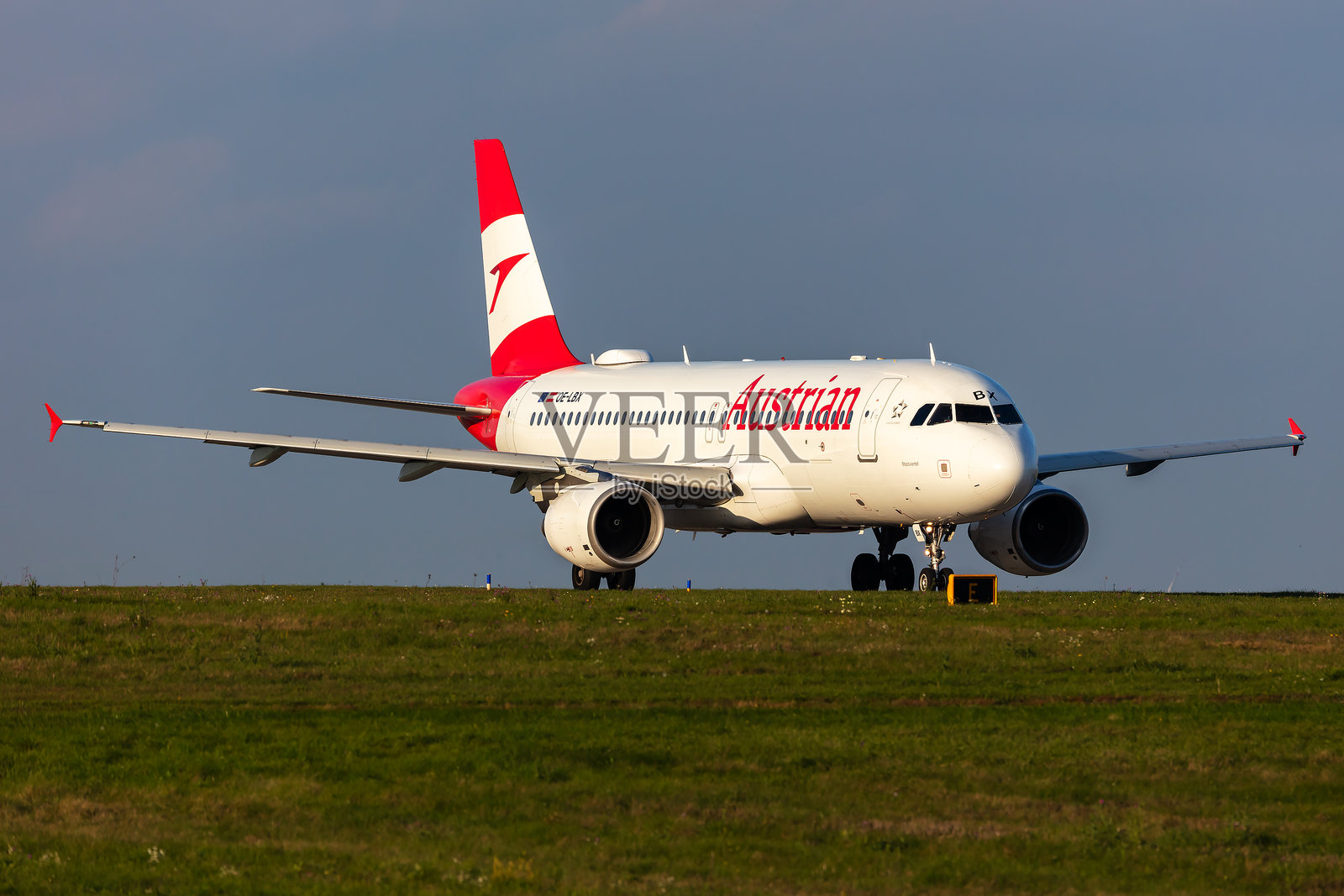 奥地利航空的空客A320客机停在机场。航空与飞机。空中运输与旅行。飞行与飞翔。照片摄影图片