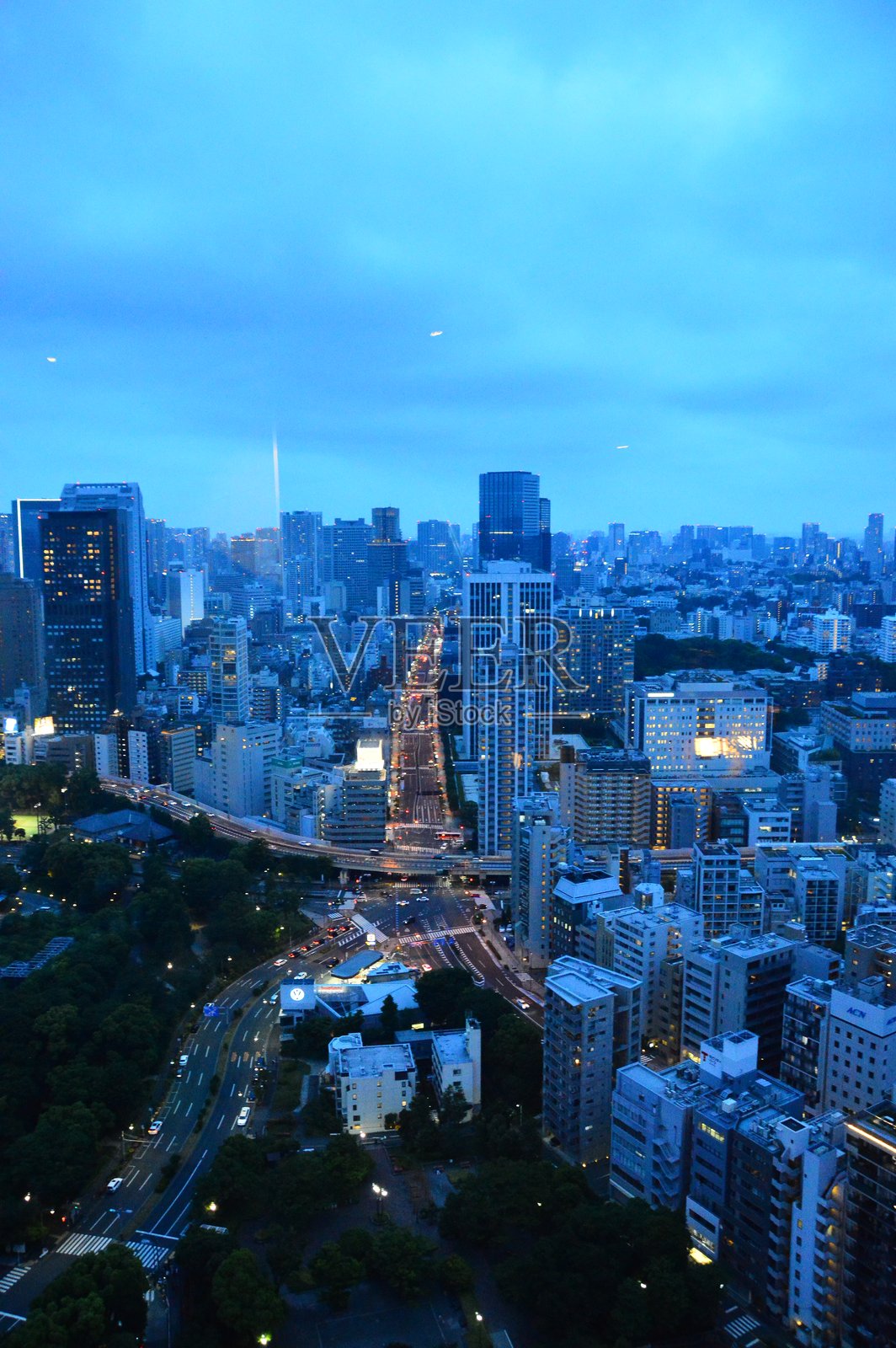 夜晚城市中灯光璀璨的建筑高角度视图照片摄影图片