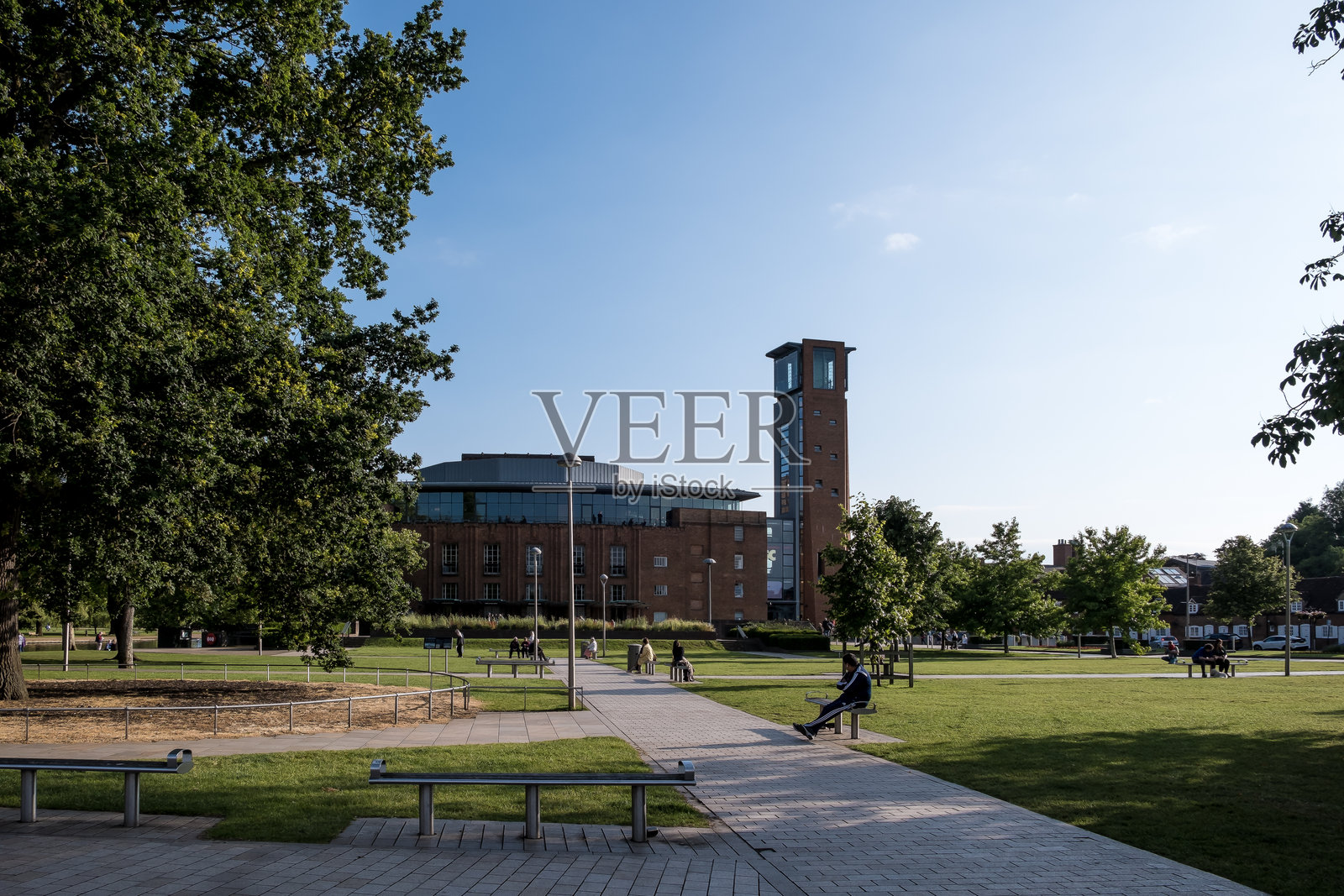 英格兰斯特拉特福德的班克罗夫特花园美景，背景是皇家莎士比亚剧院。照片摄影图片