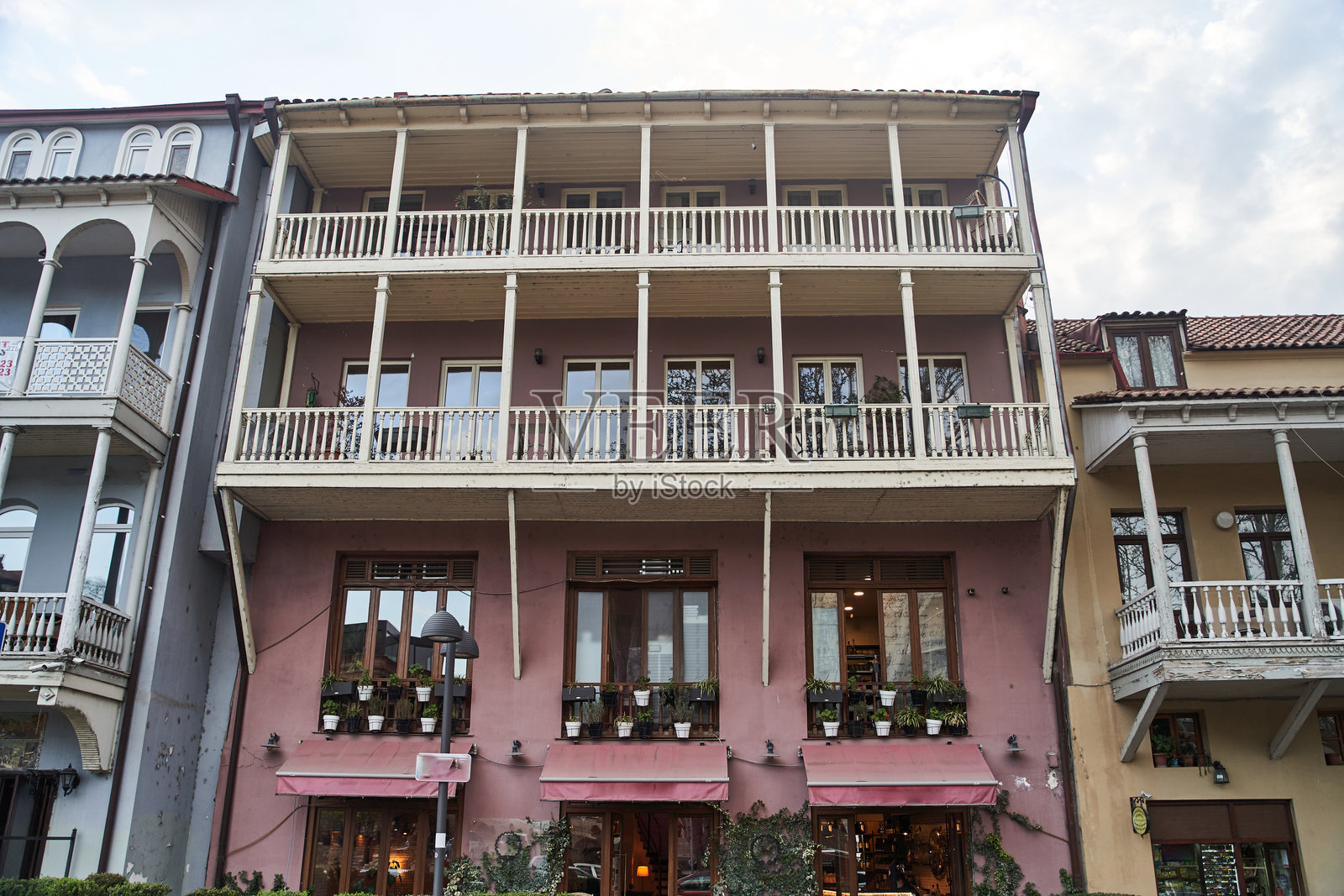 格鲁吉亚第比利斯 - 2021年4月15日：老第比利斯的街道建筑，温馨区域的传统房屋照片摄影图片