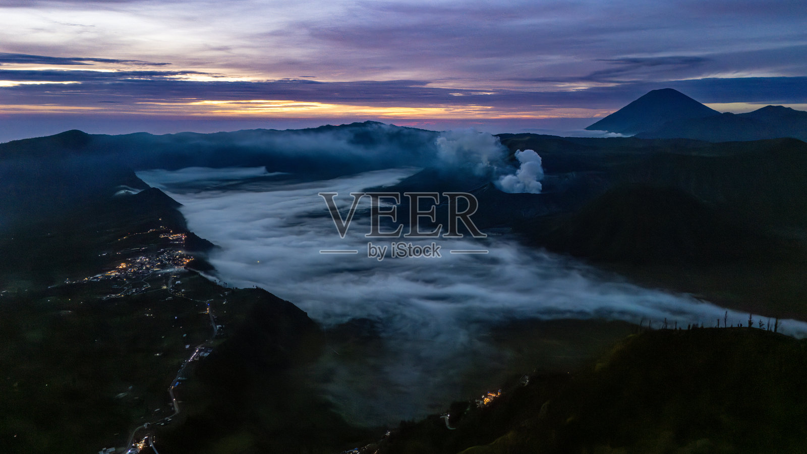 日出时分的无人机航拍视角，展示活火山布罗莫照片摄影图片