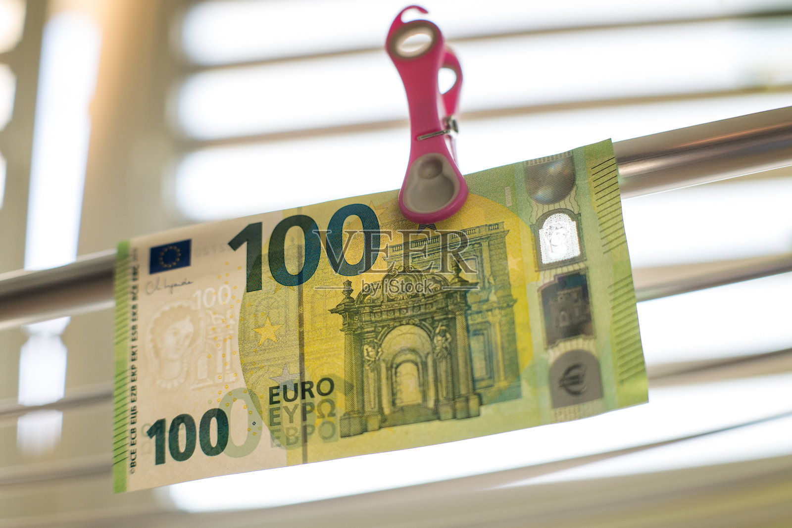 洗钱、非法活动、组织犯罪、百欧元钞票。照片摄影图片