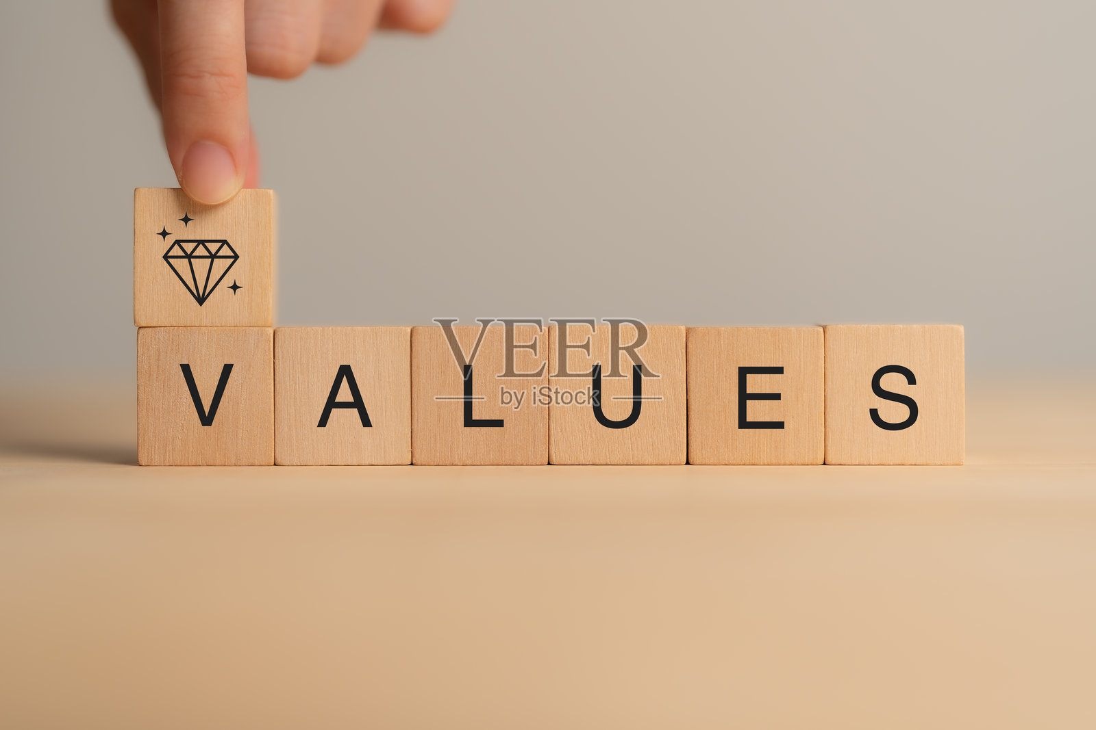 以价值为驱动的营销概念。木块上的以价值为驱动的营销图标代表以客户为中心的策略、商业价值创造和产品提供。可持续的长期成功策略。照片摄影图片