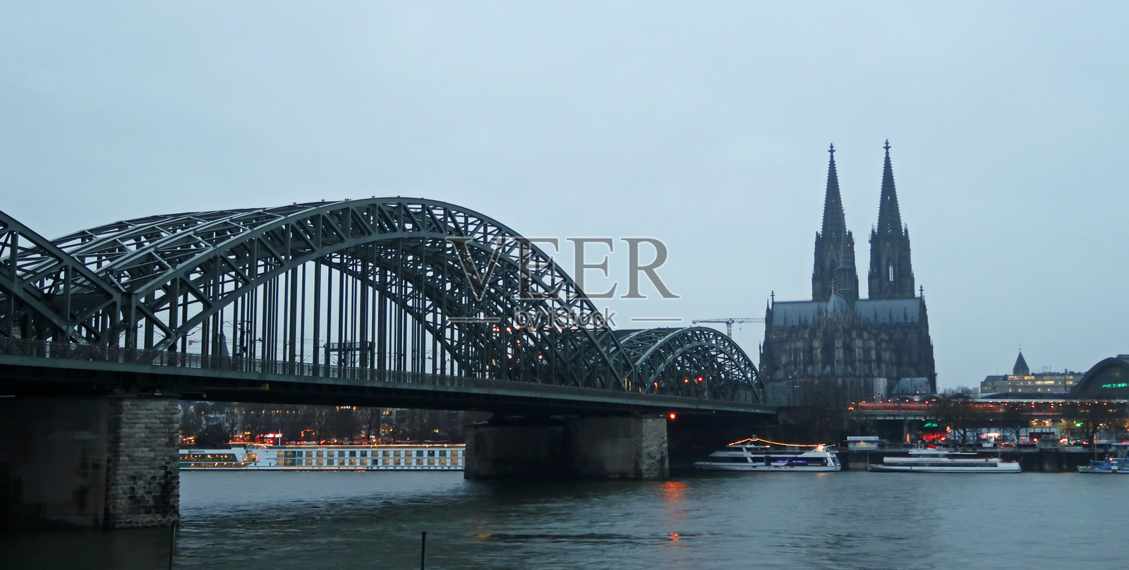 霍亨索伦桥跨越莱茵河通往科隆大教堂照片摄影图片