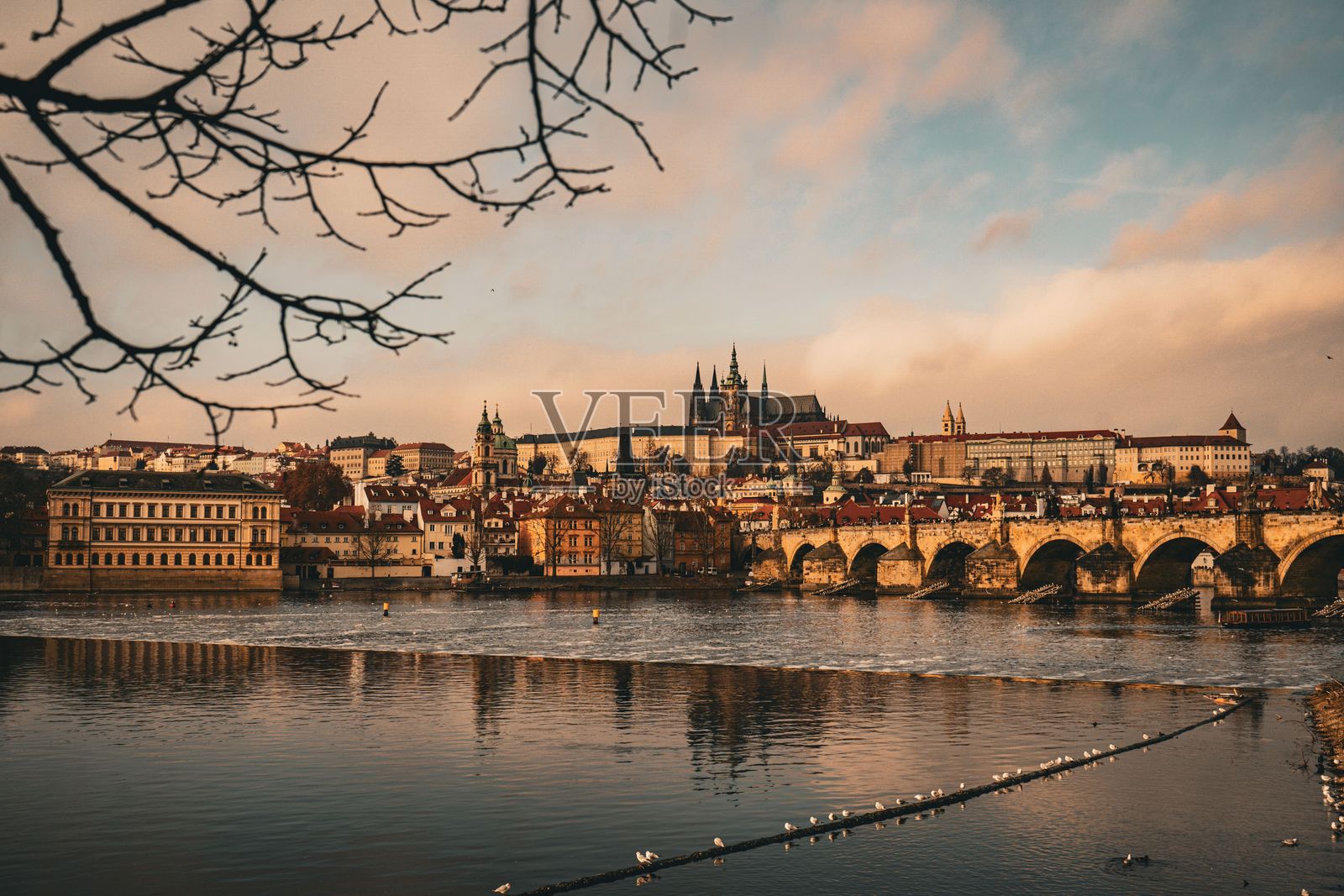 布拉格的查尔斯桥和布拉格城堡照片摄影图片