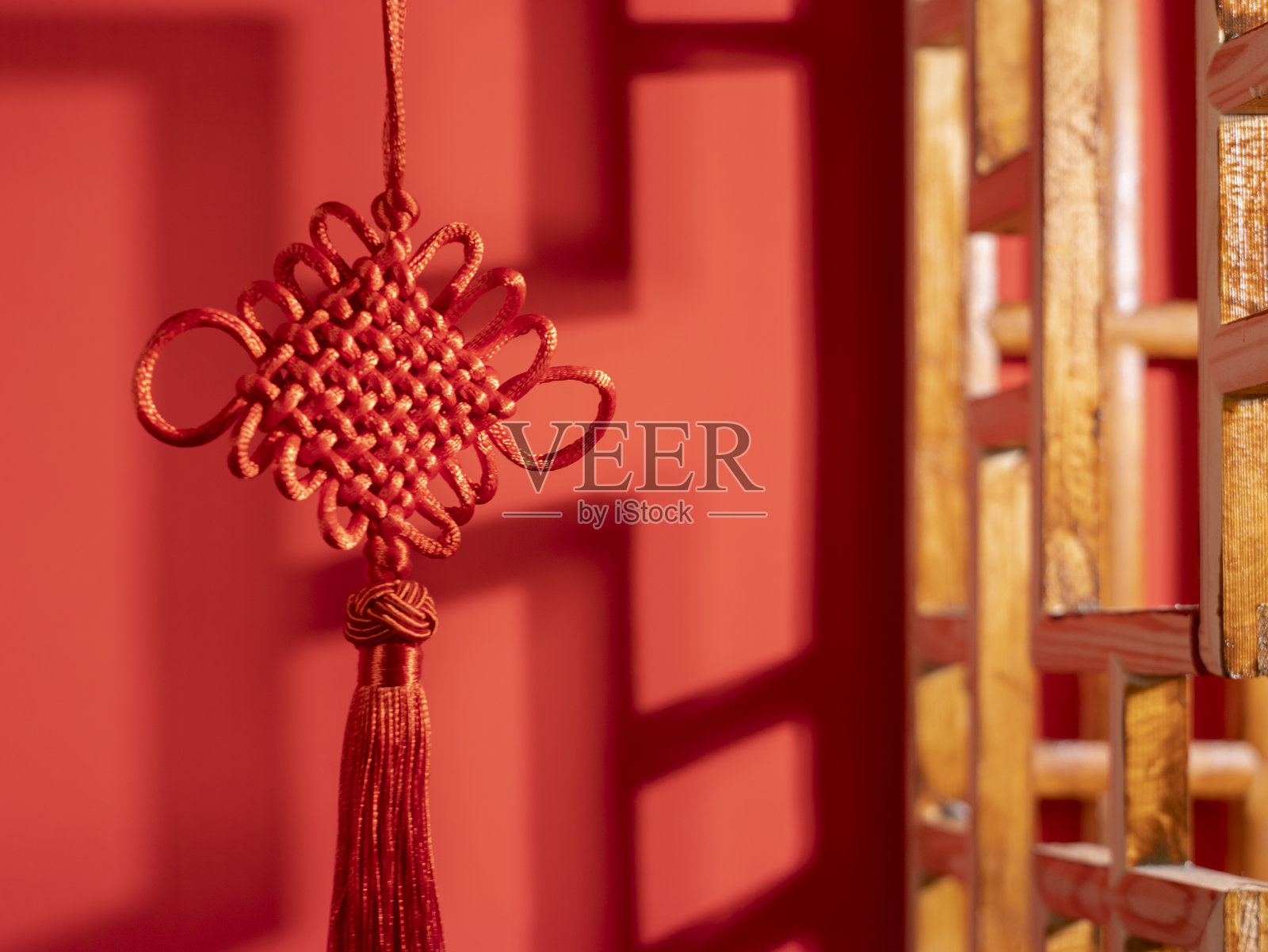 春节期间带有“春”和“福”字的春节装饰照片摄影图片