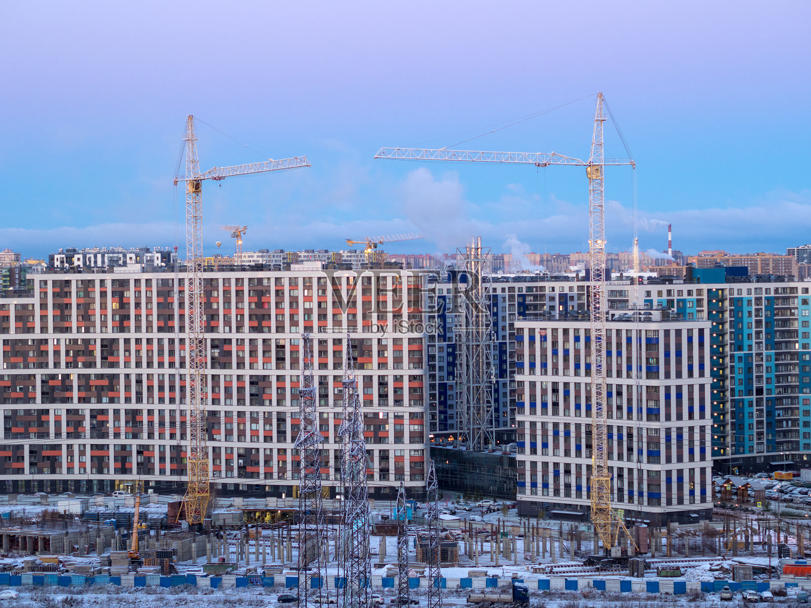 城市中的建筑工地和起重机照片摄影图片