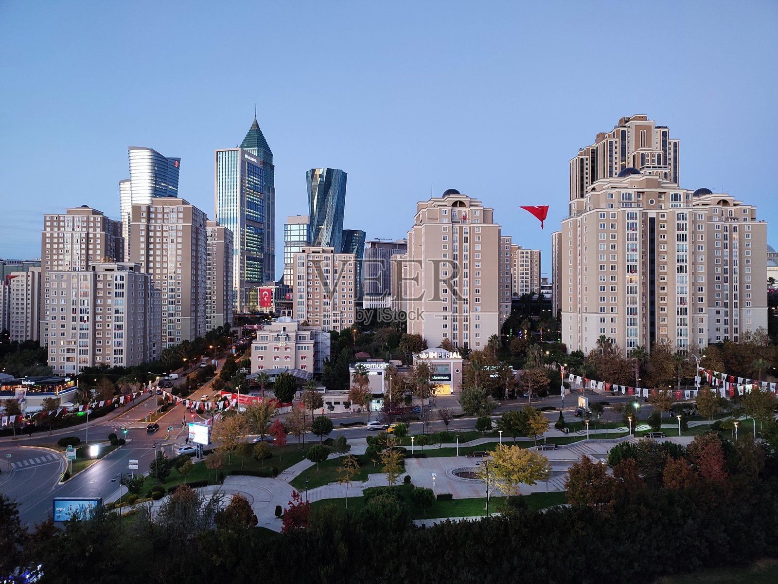 现代摩天大楼公寓位于土耳其伊斯坦布尔卡迪柯伊的亚纳托利亚侧阿塔谢希尔镇。照片摄影图片