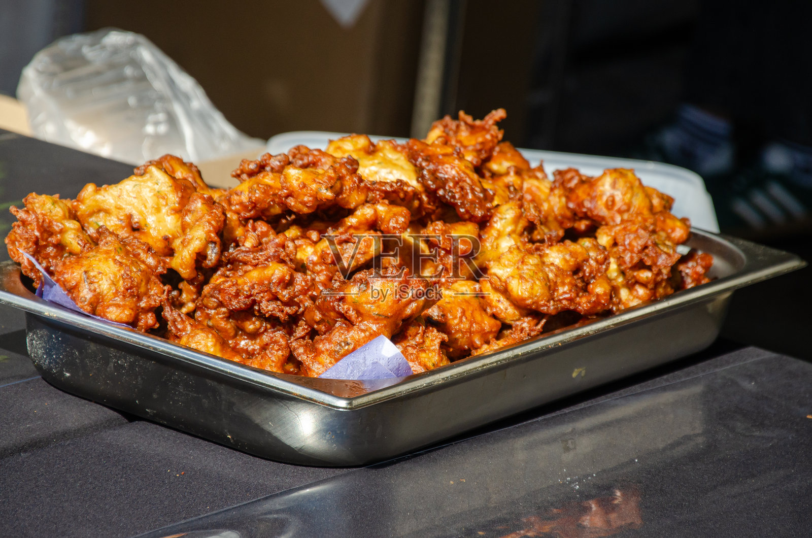 街头厨房柜台上的现成食品照片摄影图片