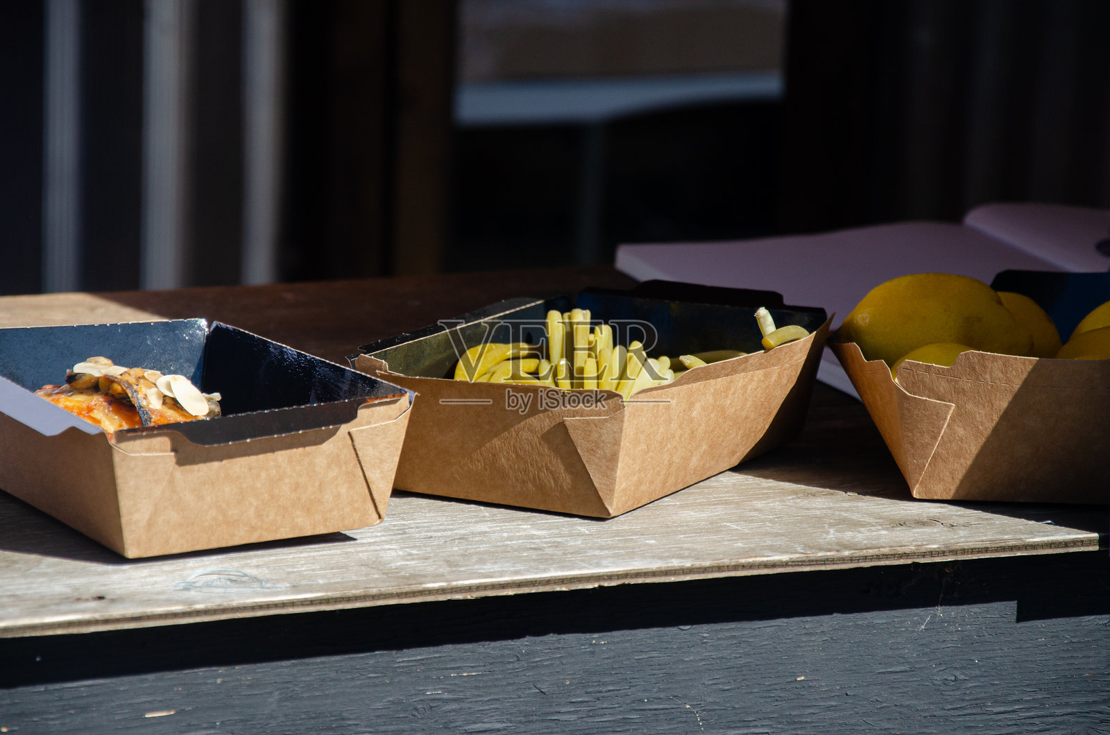 柜台上的一次性塑料容器里的食物照片摄影图片