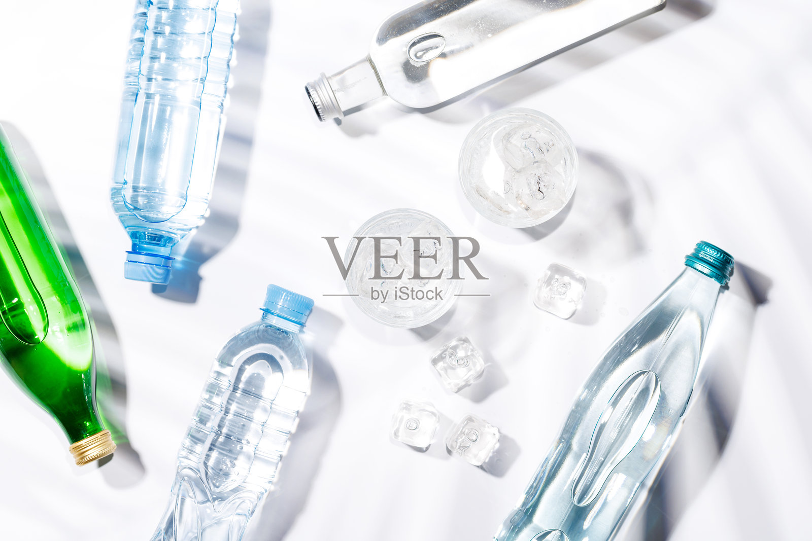 装满冰块和冷水的晶莹剔透的玻璃杯照片摄影图片