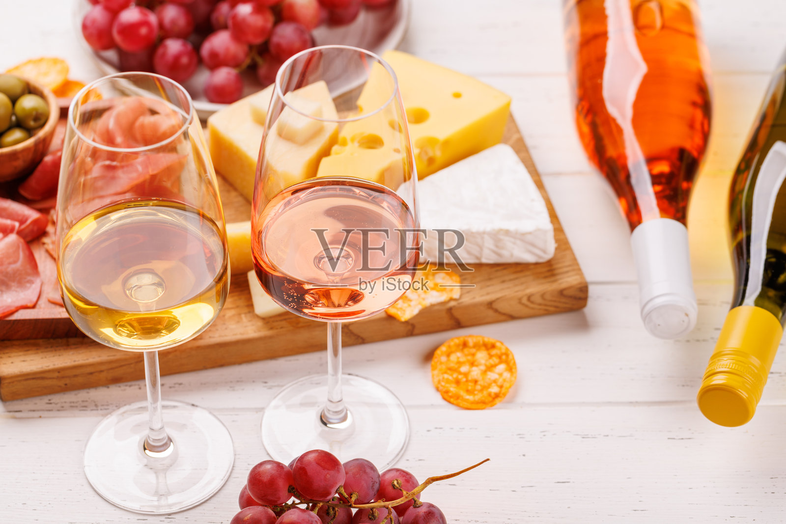 美味的奶酪、鲜葡萄、意大利火腿和葡萄酒的精美拼盘照片摄影图片