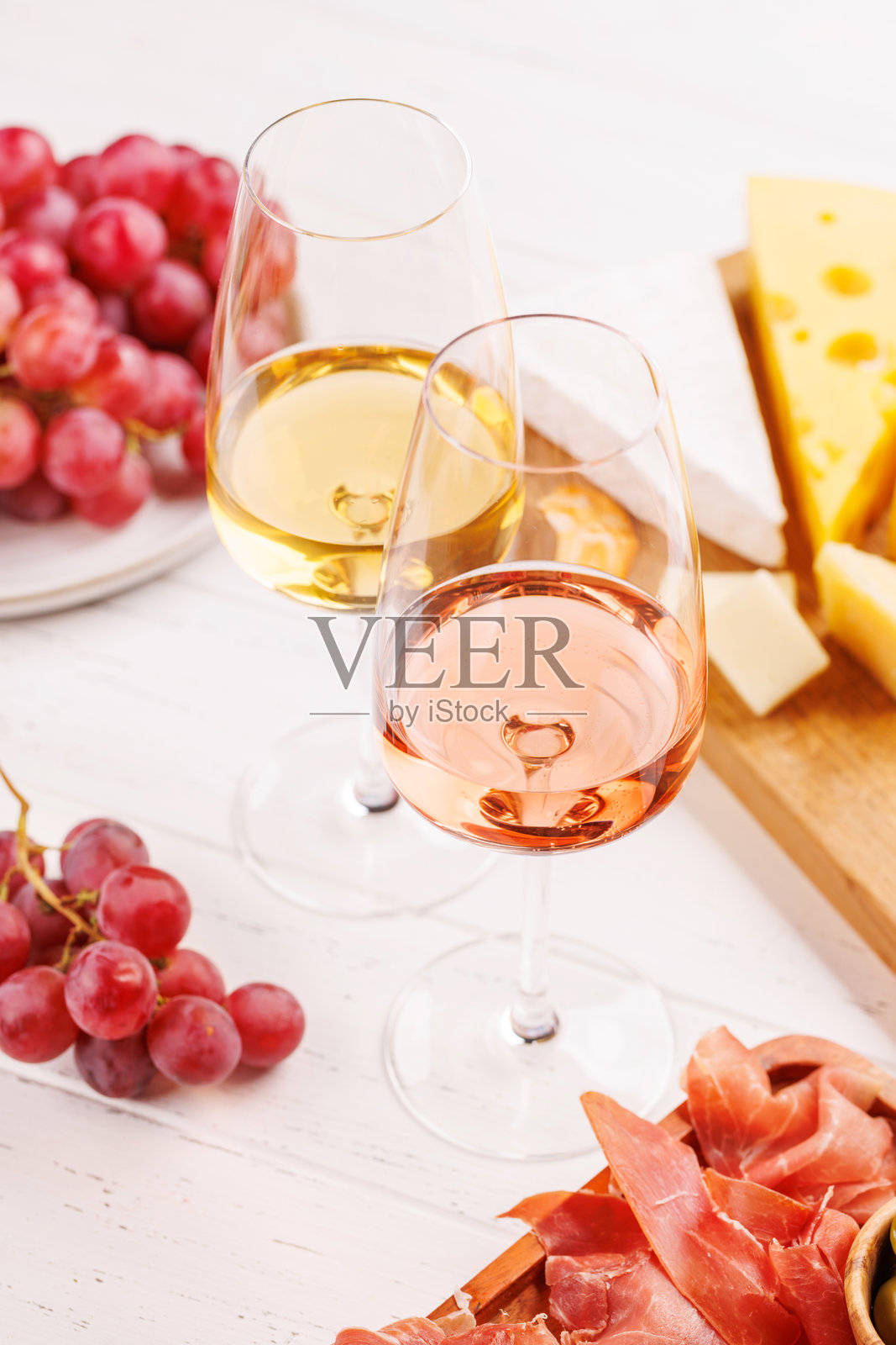 美味的奶酪、鲜葡萄、意大利熏火腿和葡萄酒的精美拼盘照片摄影图片