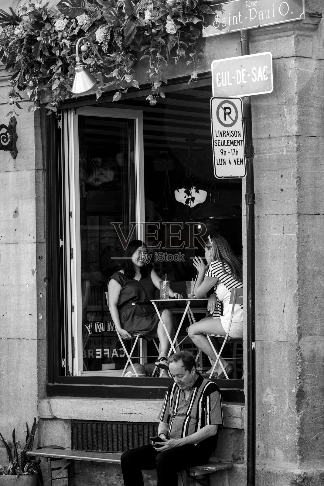 蒙特利尔老城的餐厅里用餐的女性照片摄影图片