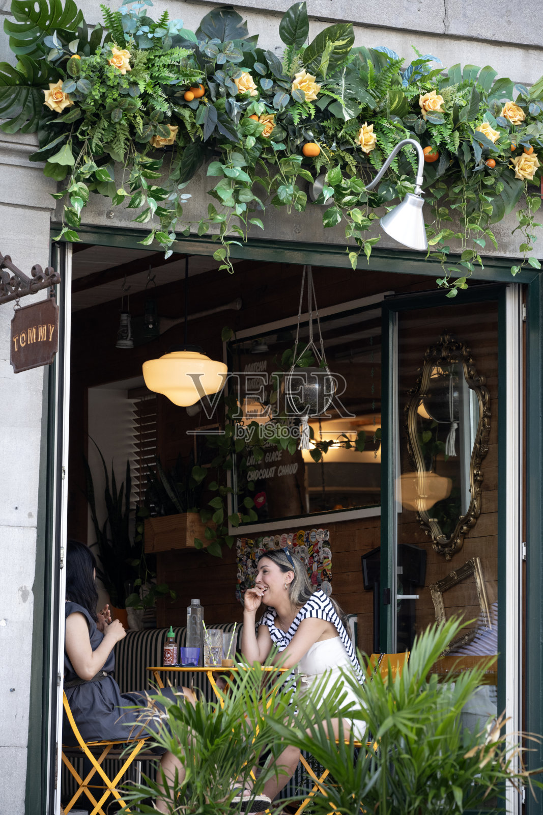 蒙特利尔老城的餐厅里用餐的女性照片摄影图片