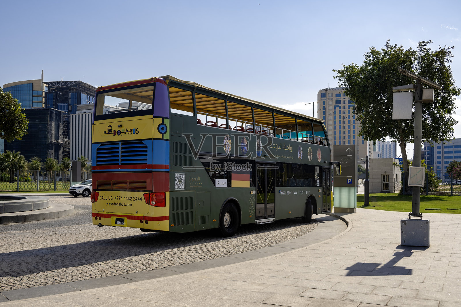 多哈卡塔尔MIA公园海滨长廊前的旅游巴士照片摄影图片