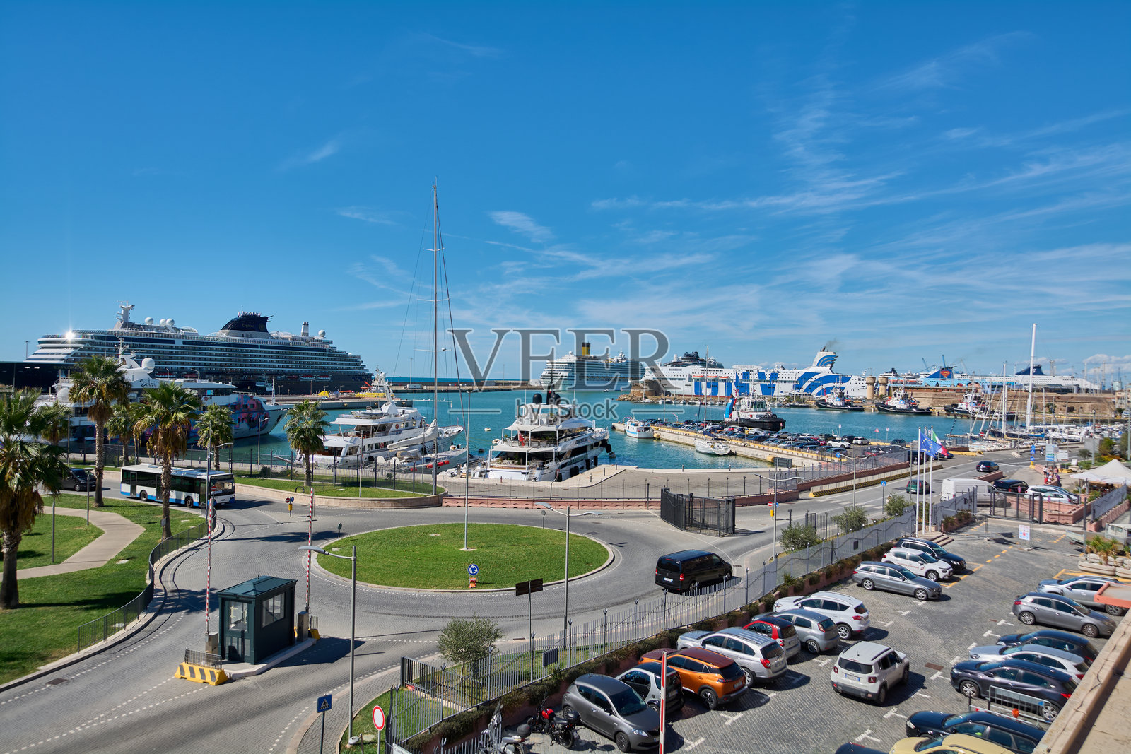 奇维塔韦基亚港口停放的汽车照片摄影图片