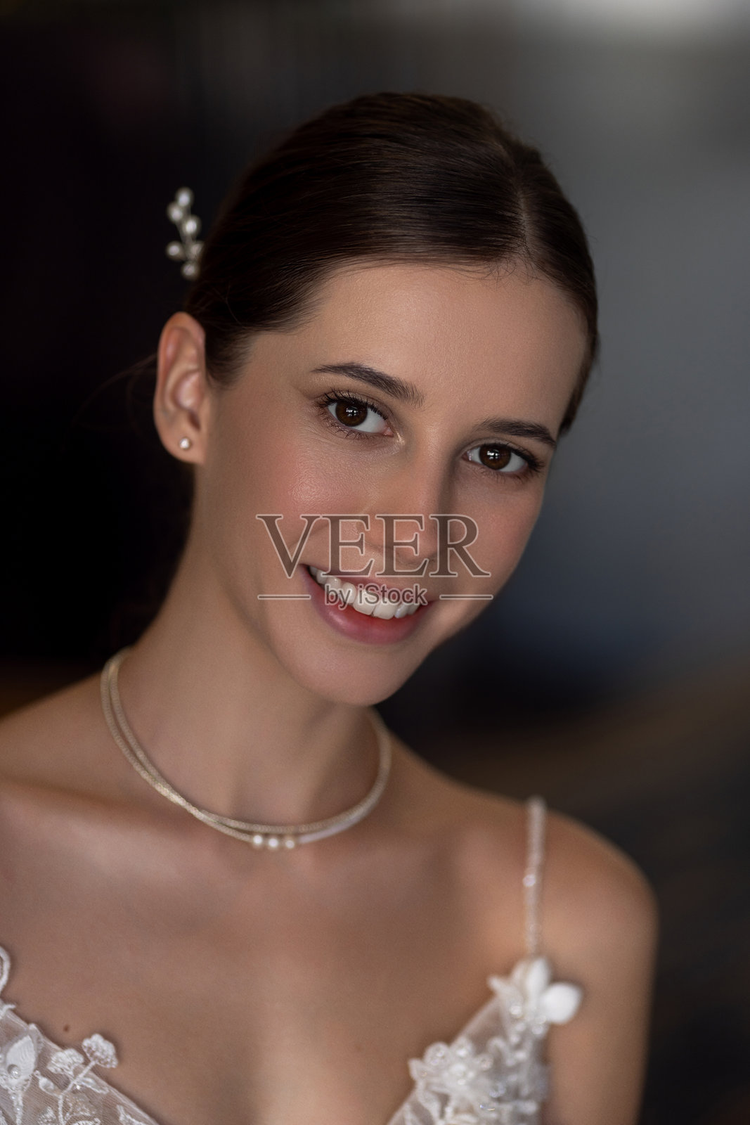 美丽的新娘时尚肖像，穿着奢华婚纱照片摄影图片