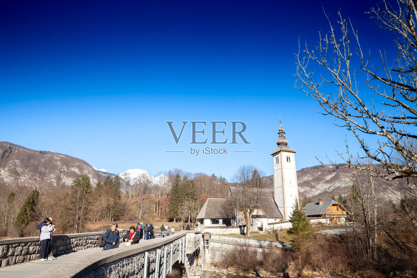 石桥和圣约翰洗者教堂,位于博欣湖旁的中世纪天主教教堂照片摄影图片