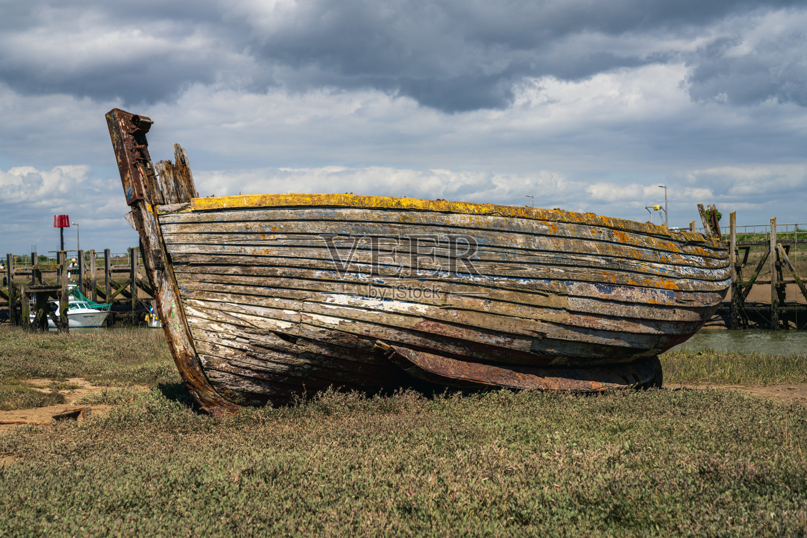 英格兰东萨塞克斯郡赖港的一艘古老沉船和一些小船照片摄影图片