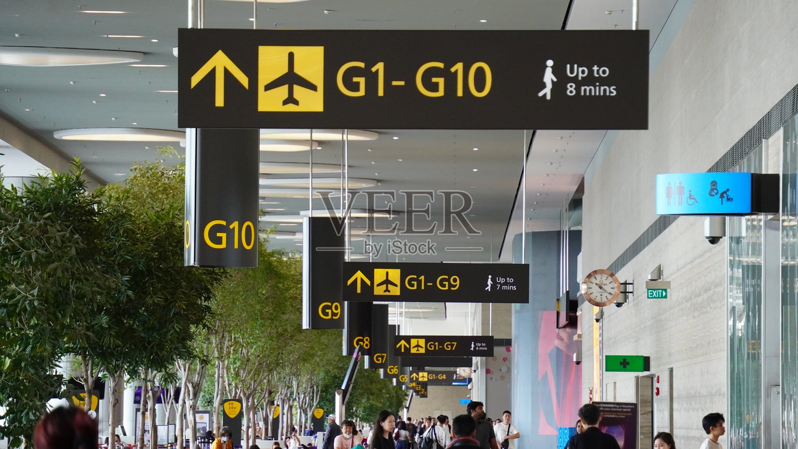 新加坡樟宜机场的公共导航和信息牌照片摄影图片