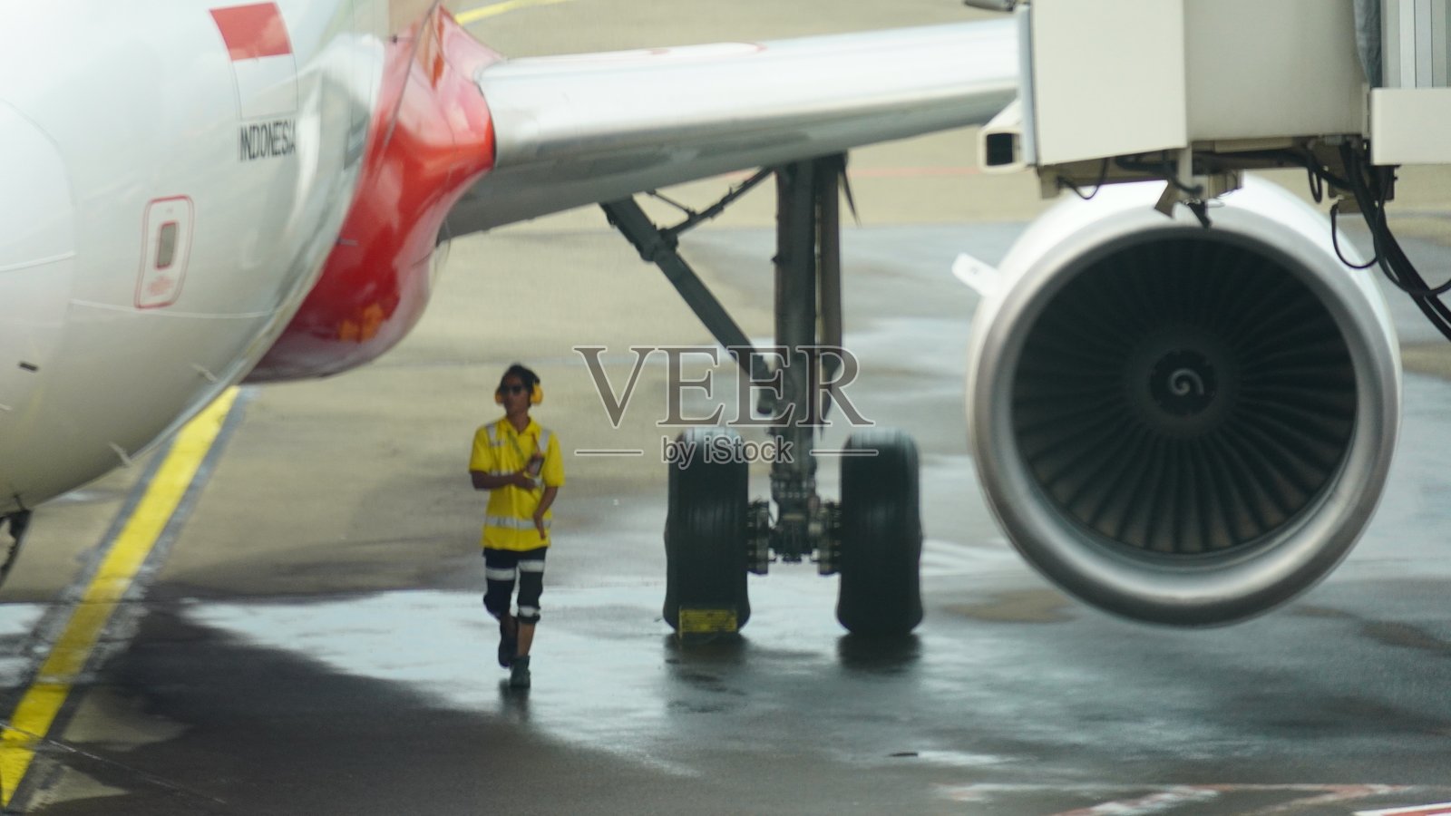 亚航机组人员在苏加诺-哈达机场照片摄影图片