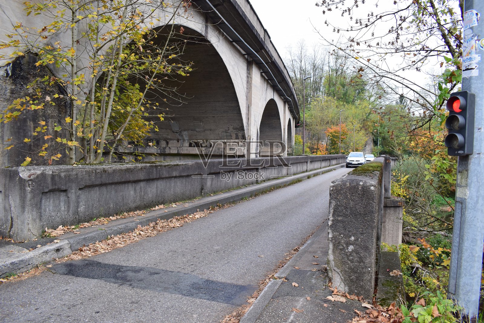 红灯在一座道路桥上，旁边是一座更高的桥照片摄影图片