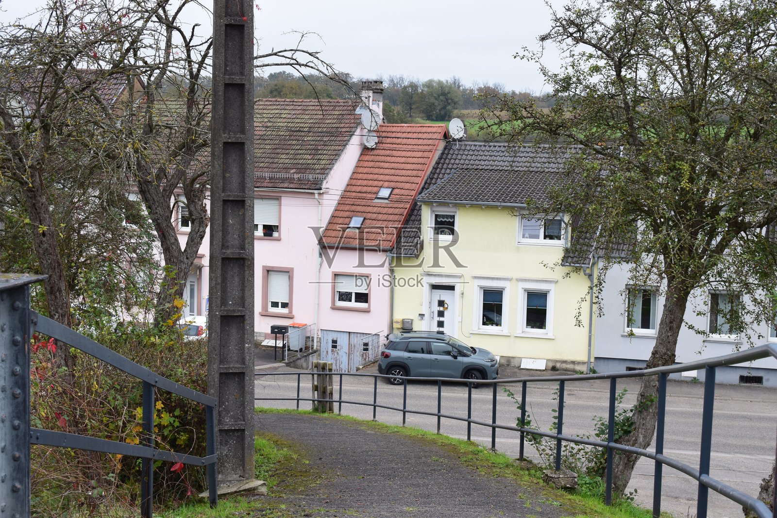 陡峭的村庄街道弯道照片摄影图片