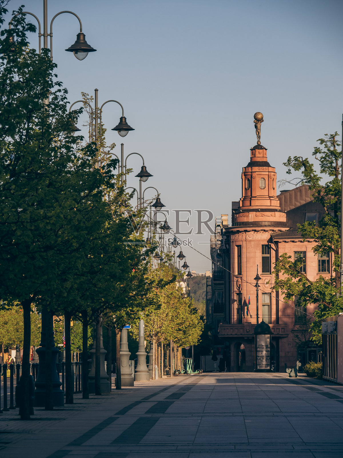 盖迪米纳斯大街，亚特兰蒂斯雕像的房屋景观照片摄影图片