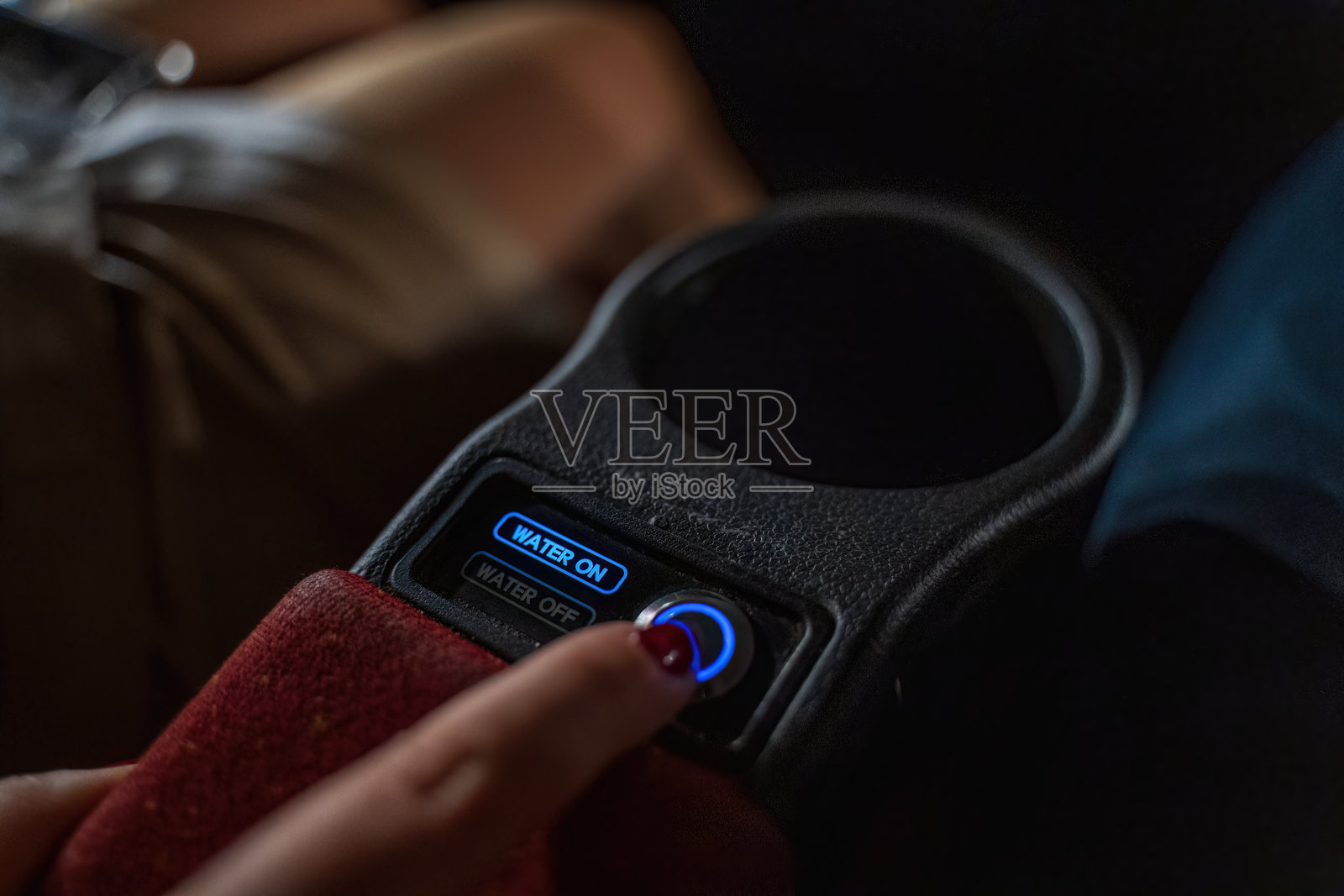 4D电影院内部的景观，展示了舒适的座椅和动感的墙面设计。照片摄影图片