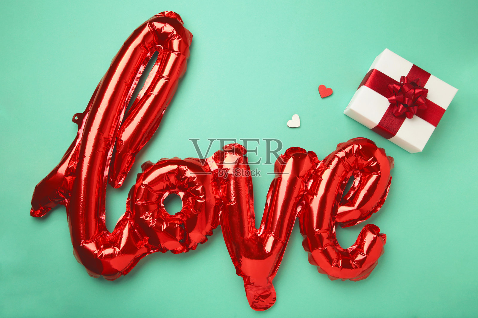爱心气球与礼物在薄荷色背景上。情人节快乐照片摄影图片