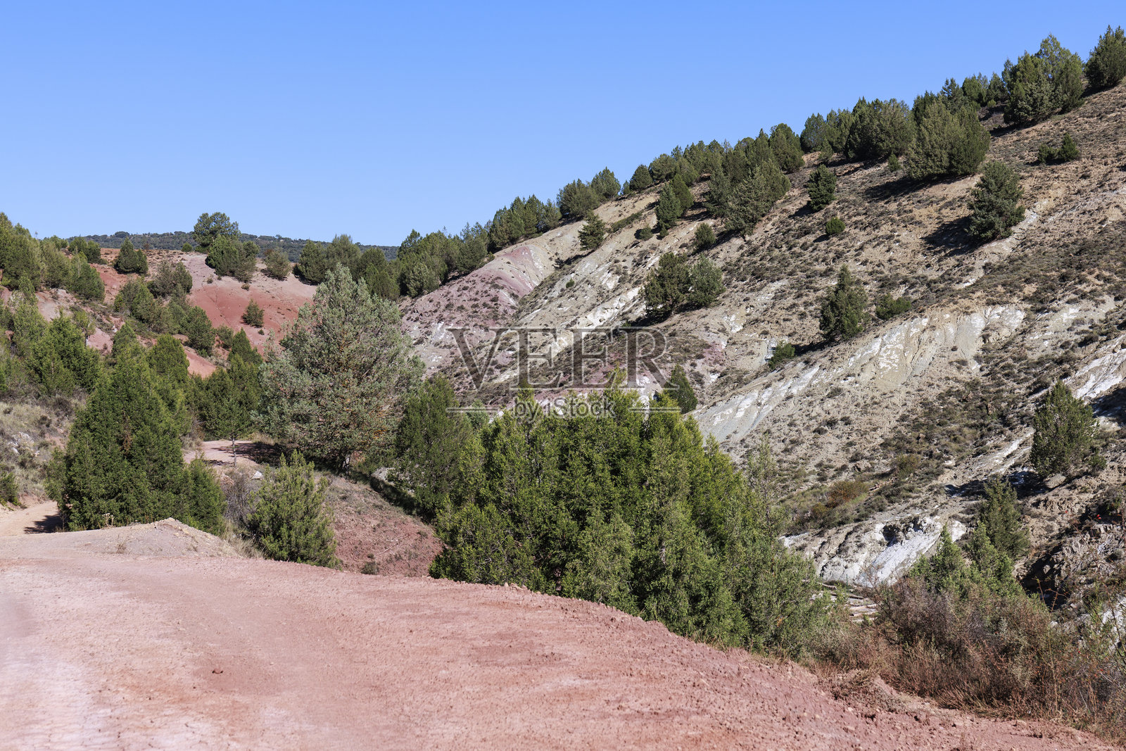 盐山旁边的红色道路照片摄影图片