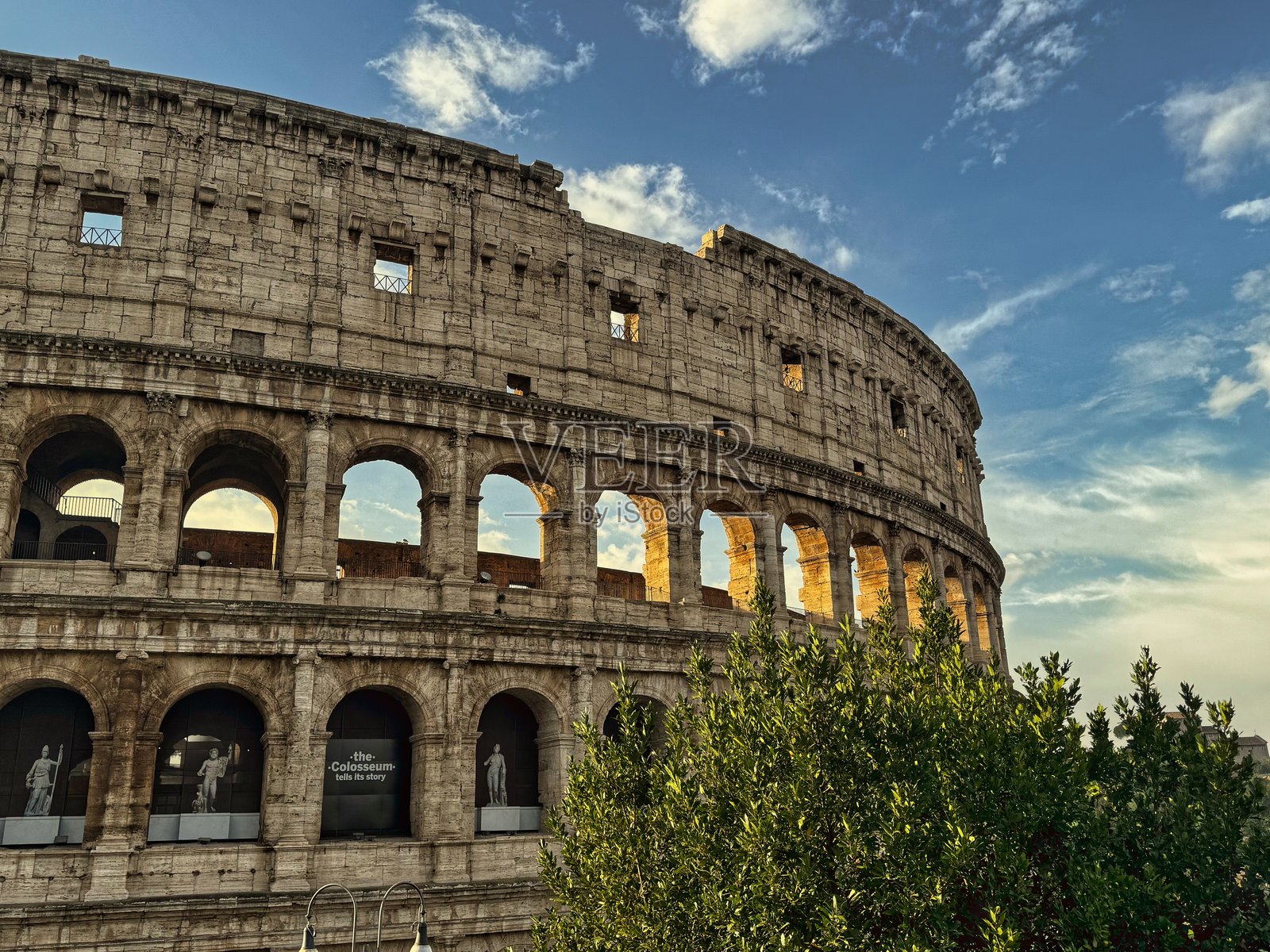 在2024年美丽的夜晚探索意大利罗马的斗兽场照片摄影图片