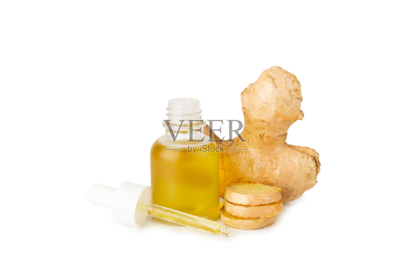 生姜精油在白色背景上独立展示。新鲜生姜切片。精华，血清，油。替代医学。植物疗法。健康与美容概念。照片摄影图片
