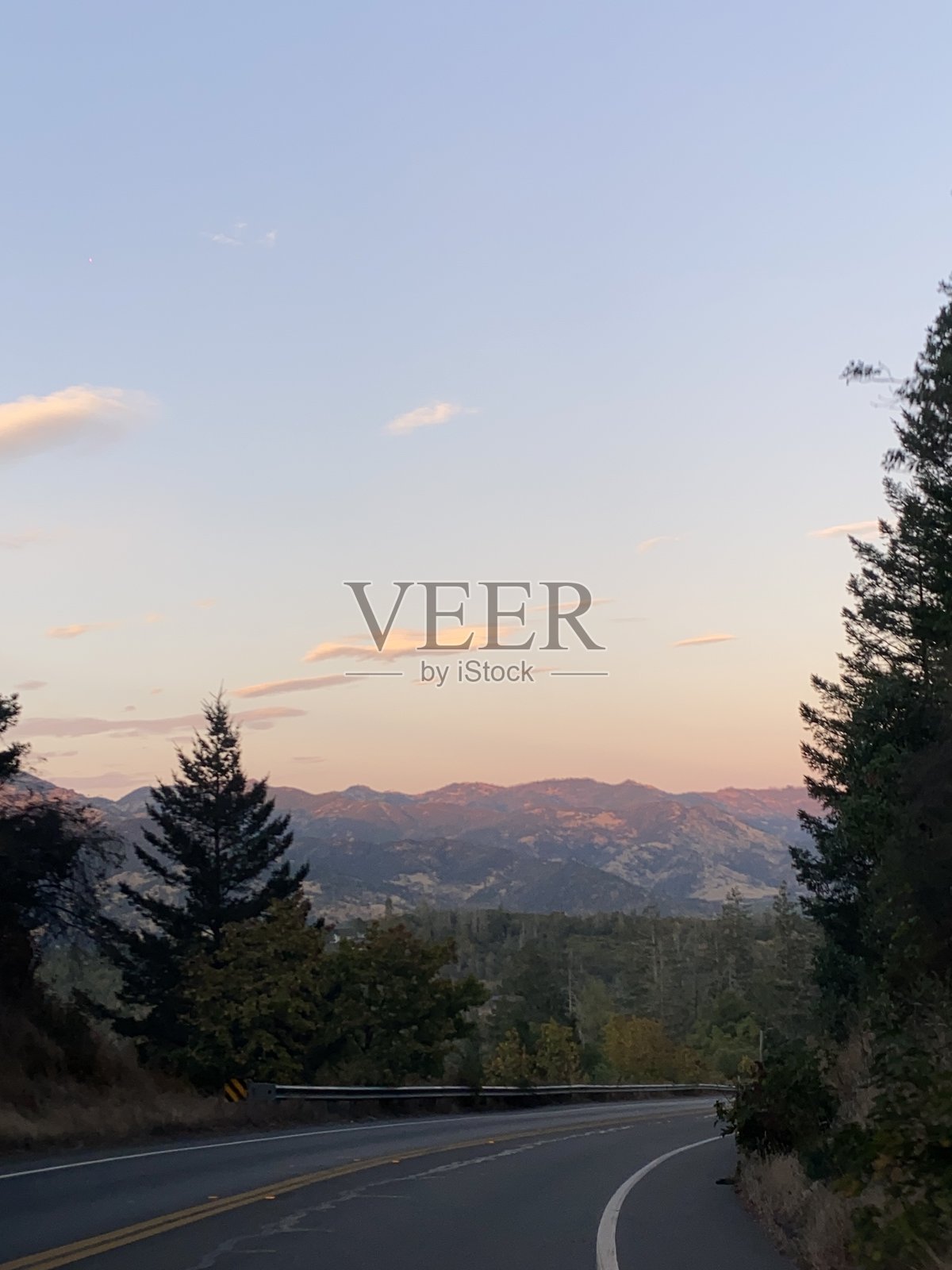 一条穿越山脉的道路照片摄影图片