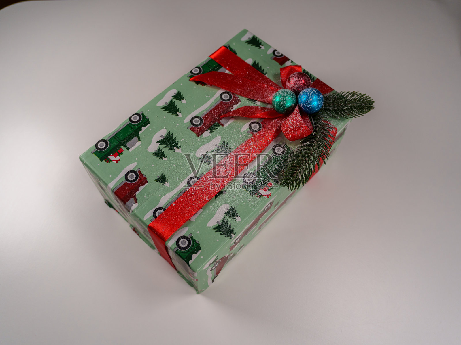 五彩缤纷的圣诞礼品盒，装饰着节日元素和丝带照片摄影图片