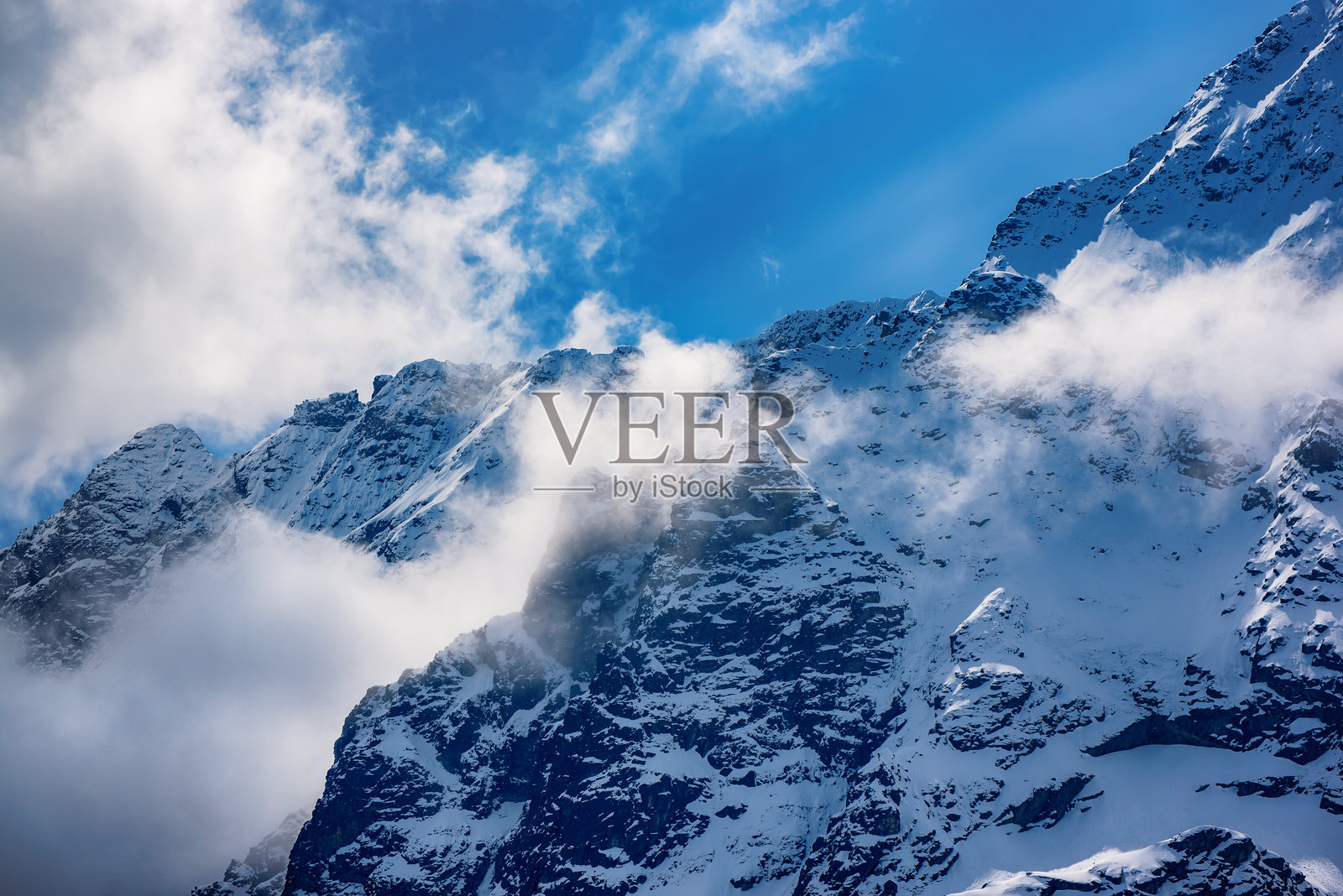 波兰摩尔斯基奥科湖附近的冬季山峰。塔特拉山脉照片摄影图片