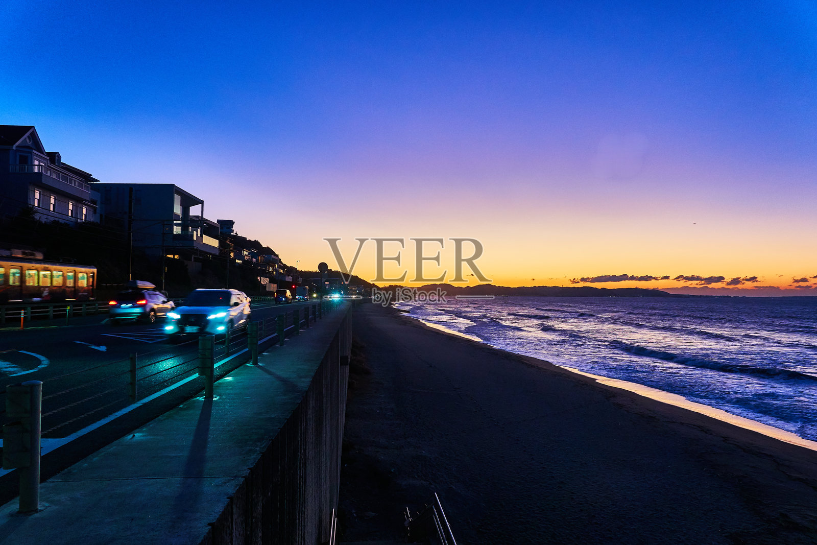 日出时分，海洋与壮丽天空的美丽景色照片摄影图片