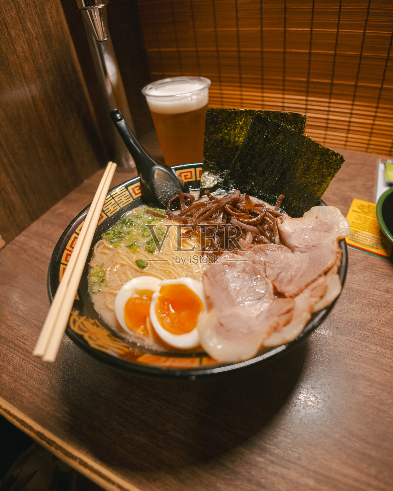 日本餐厅的炸猪排拉面 - 隔离舱 - 自动售货机照片摄影图片