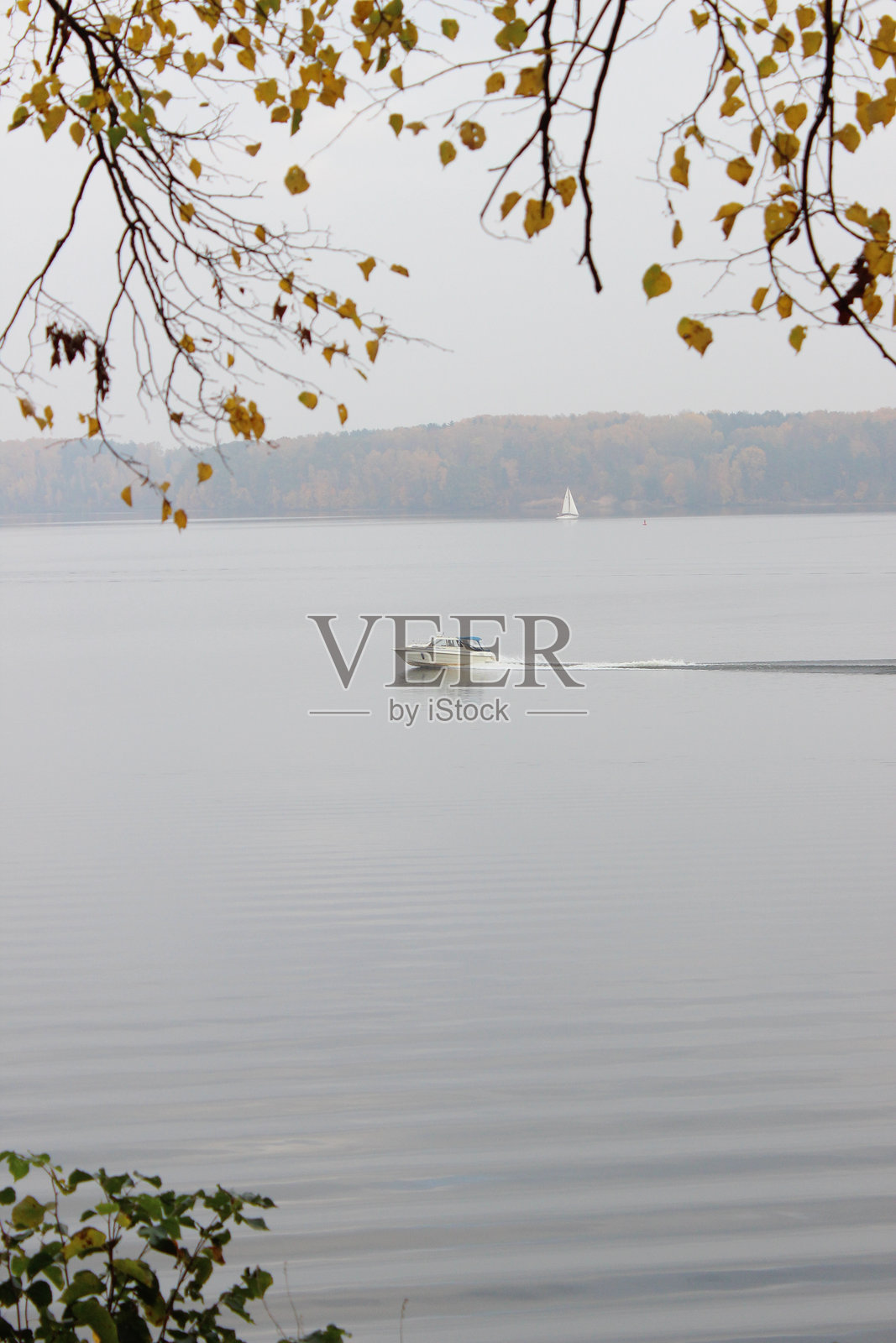 秋季湖上游船照片摄影图片