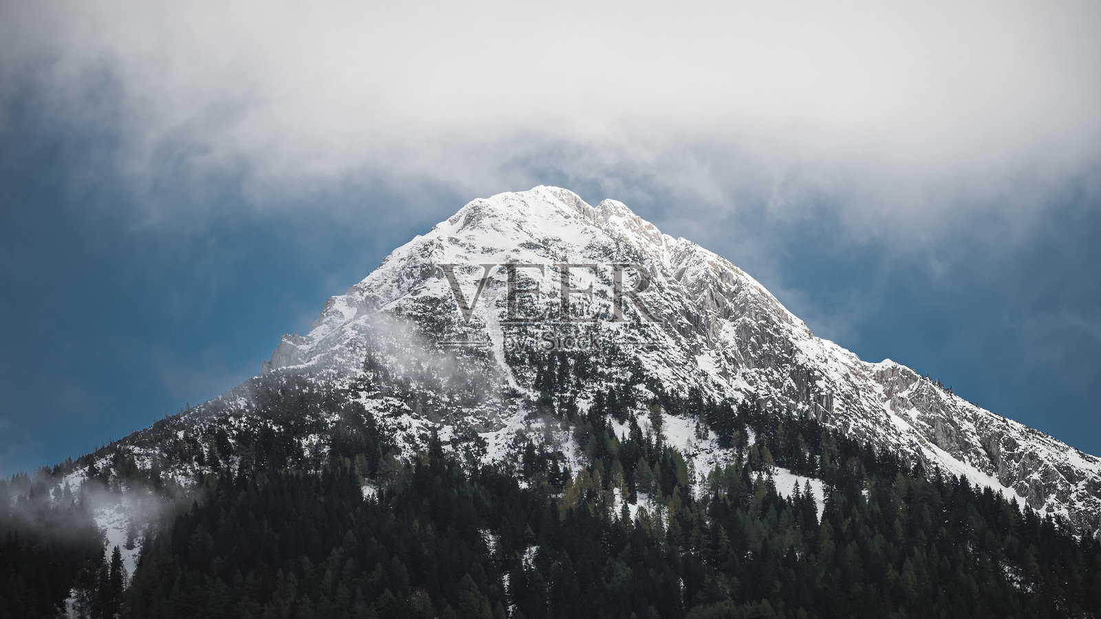 在云层的掩护下。照片摄影图片