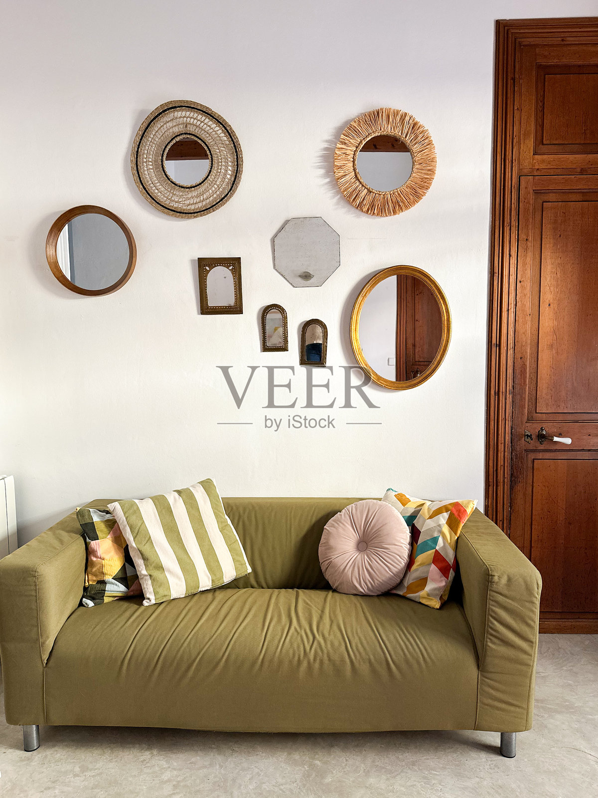 房子的入口大厅里有沙发和悬挂的镜子照片摄影图片