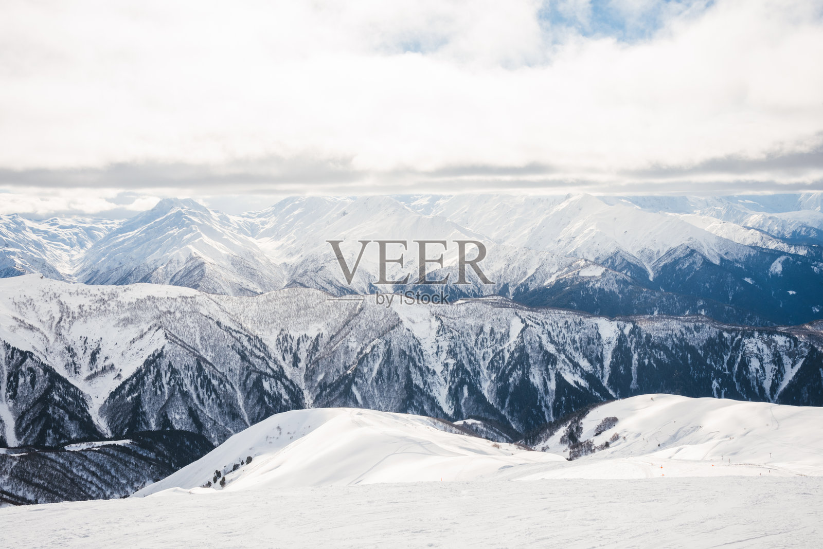 冬季山脉风景。阿尔卑斯山景。高加索山脉。格鲁吉亚的特图尔迪度假村。照片摄影图片